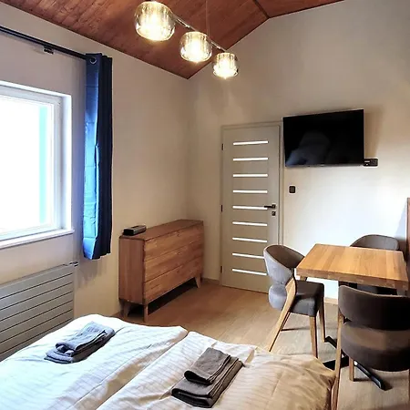 Hotel Bunkr - Modry Dum 4*